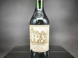 une bouteille de vin posée sur une table noire