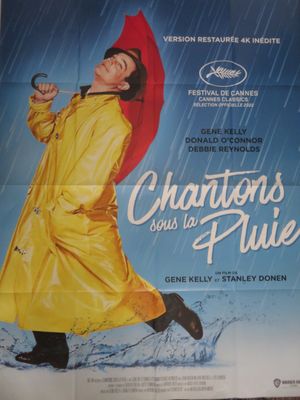 affiche de cinéma représentant une femme en imperméable jaune tenant un parapluie rouge