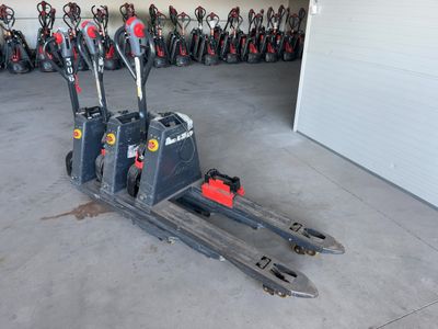 une photo d'un chariot élévateur garé dans un garage