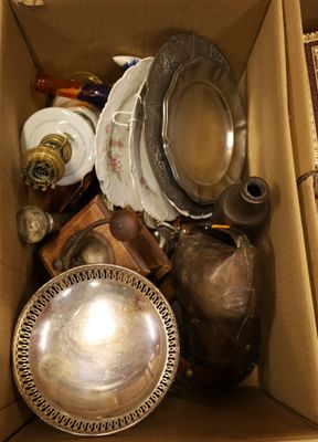 une boîte en carton remplie d'objets hétéroclites