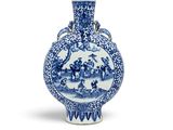 un vase bleu et blanc orné d'une image représentant des personnes