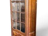 une vitrine ancienne avec une porte vitrée et un socle en bois