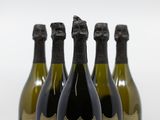 quatre bouteilles de champagne sont alignées sur une table