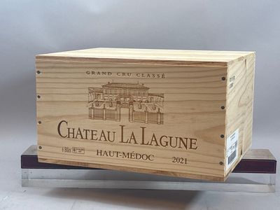 une boîte en bois sur laquelle est apposée une étiquette de vin