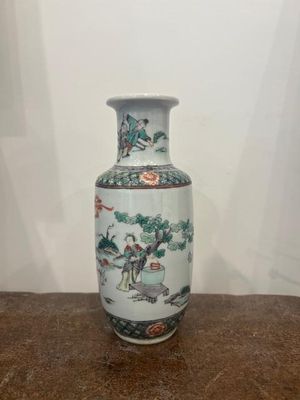 un vase posé sur une table dans une pièce