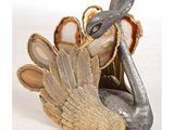 une statue représentant un oiseau perché sur une table