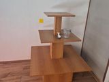 une étagère en bois surmontée d'un miroir