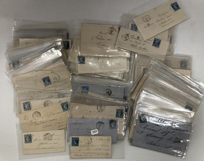 une pile de vieilles lettres et d'enveloppes posée sur une table