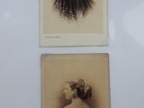 deux photographies anciennes représentant des femmes en robe noire accrochées au mur