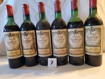 six bouteilles de vin rouge sont alignées sur une table