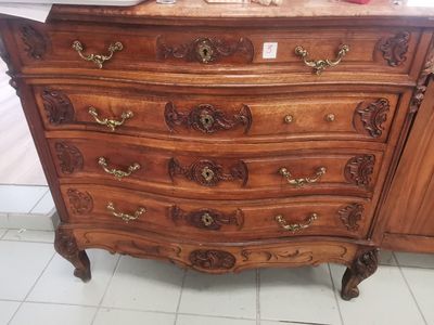 Commode ouvrant par 4 tiroirs en façade, de forme galbée, re…