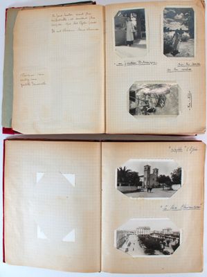 un livre ouvert, orné de nombreuses illustrations, posé sur une table