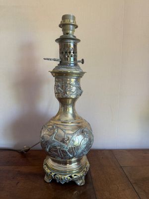 une lampe posée sur une table dans la pièce