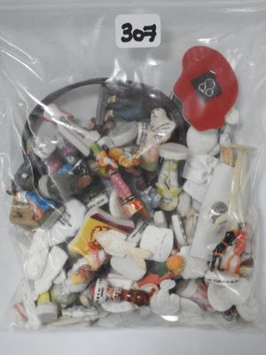 un sachet de Lego assortis dans un sac en plastique