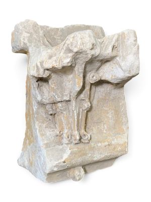 sculpture en marbre représentant un chien et un chat sur un rocher