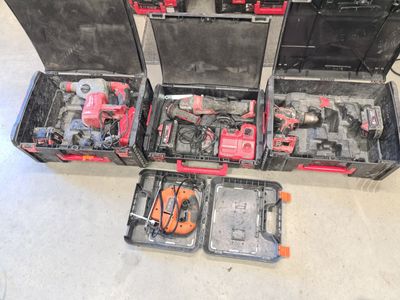 beaucoup d'outils dans la mallette posée par terre