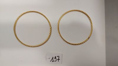 une paire de boucles d'oreilles en or