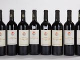six bouteilles de vin rouge alignées sur une table