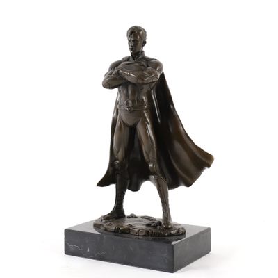 statue en bronze représentant un homme vêtu d'une cape et d'un manteau, debout sur un socle en marbre