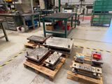 de nombreuses pièces métalliques posées sur des palettes dans une usine