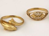 quatre bagues en or et une bague ornée d'un cœur