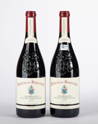 deux bouteilles de vin rouge posées l'une à côté de l'autre sur une table