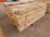 plusieurs piles de palettes en bois empilées les unes sur les autres dans un entrepôt