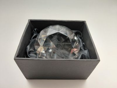 une boîte noire contenant un bracelet en cristal