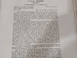 un vieux document sur lequel figure une croix, posé sur une table