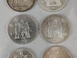 six pièces de monnaie britanniques différentes sont représentées en rangée sur un fond blanc