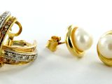 un gros plan sur une paire de boucles d'oreilles ornées de perles et de diamants