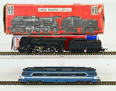 deux trains miniatures posés côte à côte sur les rails