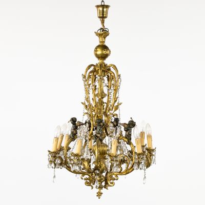 un lustre en laiton et en cristal à cinq lumières suspendu au plafond