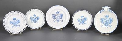 six assiettes bleues et blanches sont alignées en rang