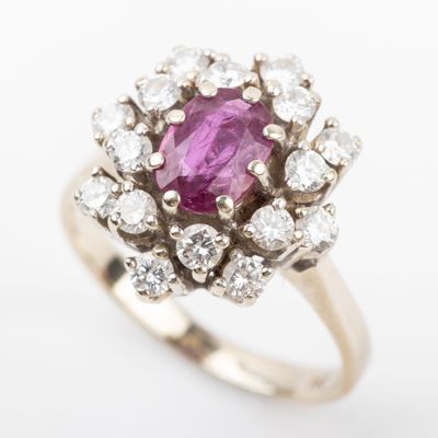 Gros plan sur une bague sertie de saphirs roses et de diamants