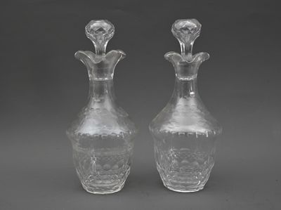 deux vases en verre transparent posés sur une surface grise