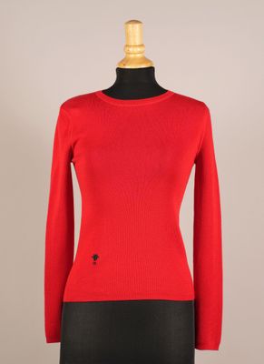 un pull rouge sur un mannequin, un mannequin, un mannequin, un mannequin, un mannequin, un mannequin, un mannequin, un mannequin, un mannequin