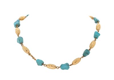 gros plan d'un collier sur fond blanc