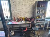 une photo d'une pièce avec un établi et une table