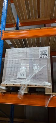 une palette sur laquelle est posée une caisse, dans un entrepôt