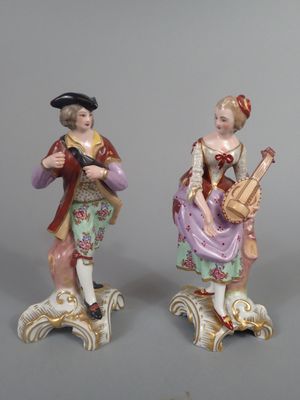 Paire de sujets en porcelaine polychrome et rehauts dorés fi…