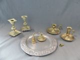 un plateau en argent avec des chandeliers en or, un plateau en argent avec des chandeliers et un plateau en argent avec des chandeliers