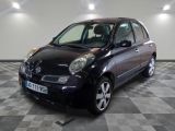 la photo d'une petite voiture noire garée dans un garage