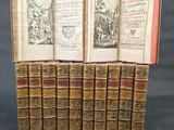 une pile de livres posés les uns sur les autres sur une table