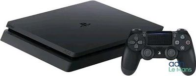 une console PlayStation 4 noire de Sony à côté d'une console PlayStation 4 noire