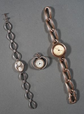 deux montres et une chaîne posées sur la table