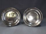 paire de plats plaqués argent sur un socle, sur fond gris