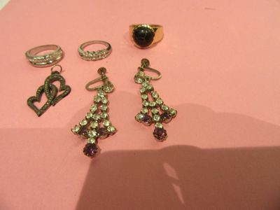 Lot Avec Bagues, Pendentif Coeurs ET Boucles D'Oreille…