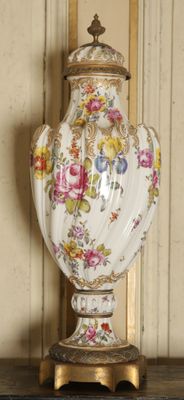 a vase that is sitting on a table in a room