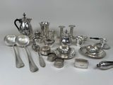 beaucoup d'objets en argent qui se trouvent sur la table